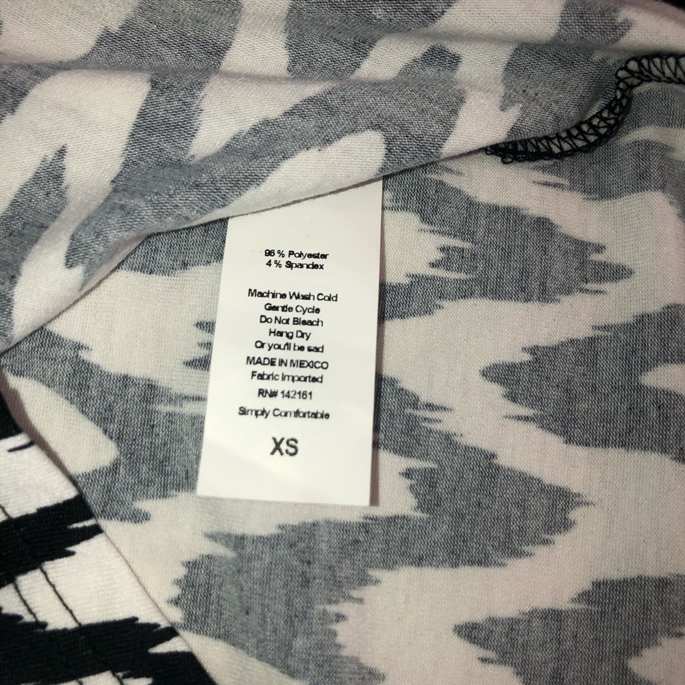 LULAROE || RANDY SHIRT🖤🤍 - Picture 4 of 5